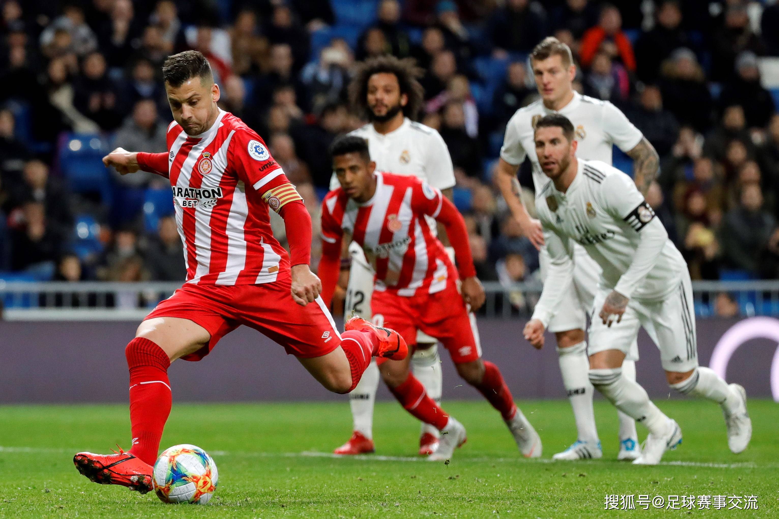 比利亚雷亚尔后卫出现失误，导致进球