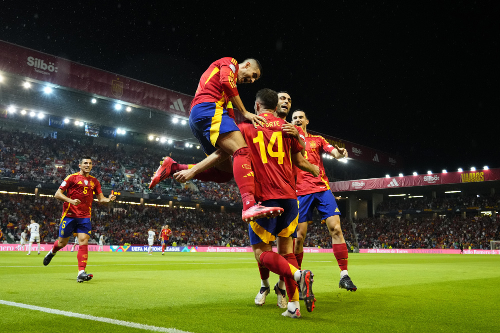 西班牙队在大赛中取得连胜,豪取三分继续领跑 西班牙队在大赛中取得连胜,豪取三分继续领跑