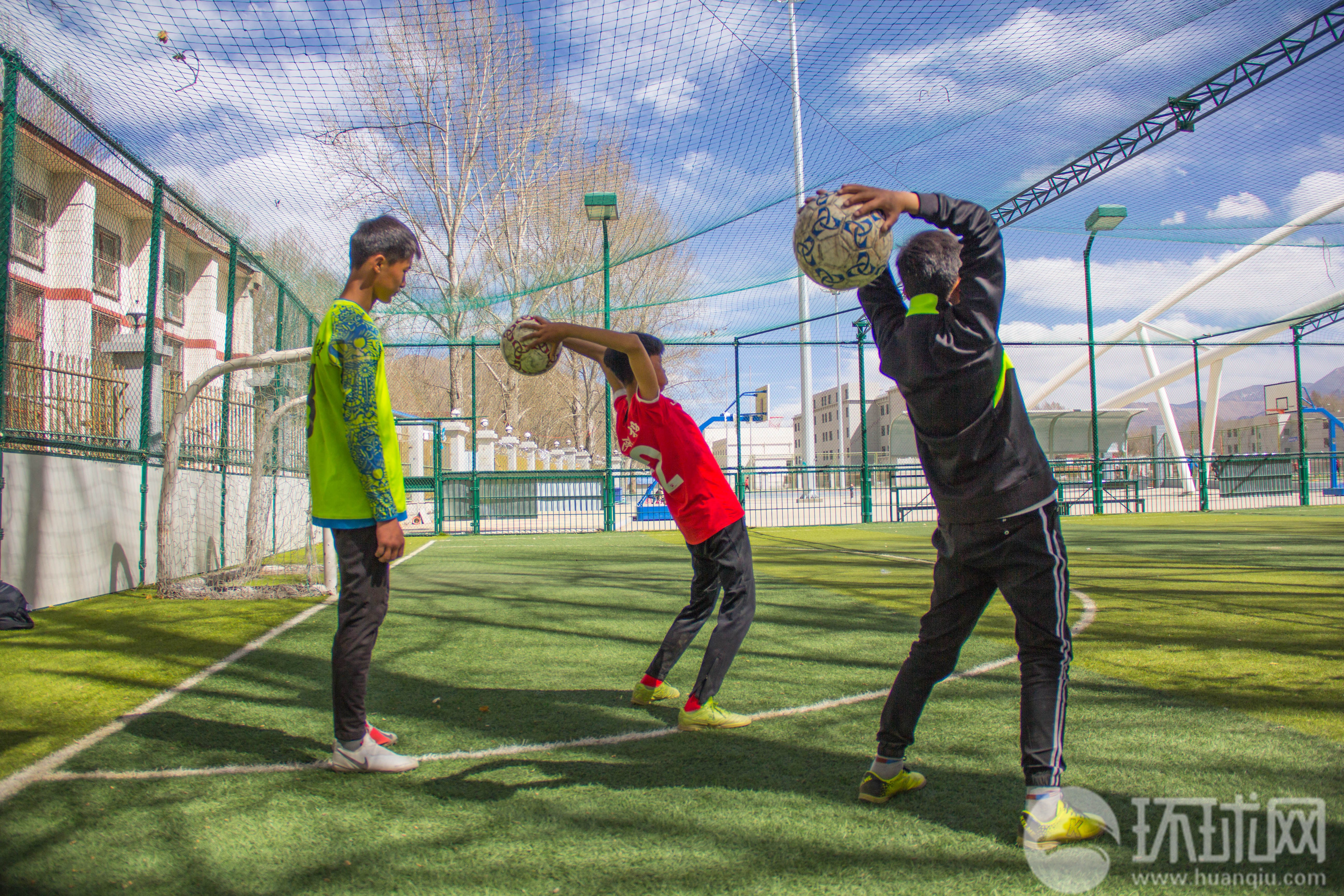 足球比赛热血角逐激情迸发,球队实力逐渐攀升的简单介绍 足球比赛热血角逐激情迸发,球队实力逐渐攀升的简单介绍