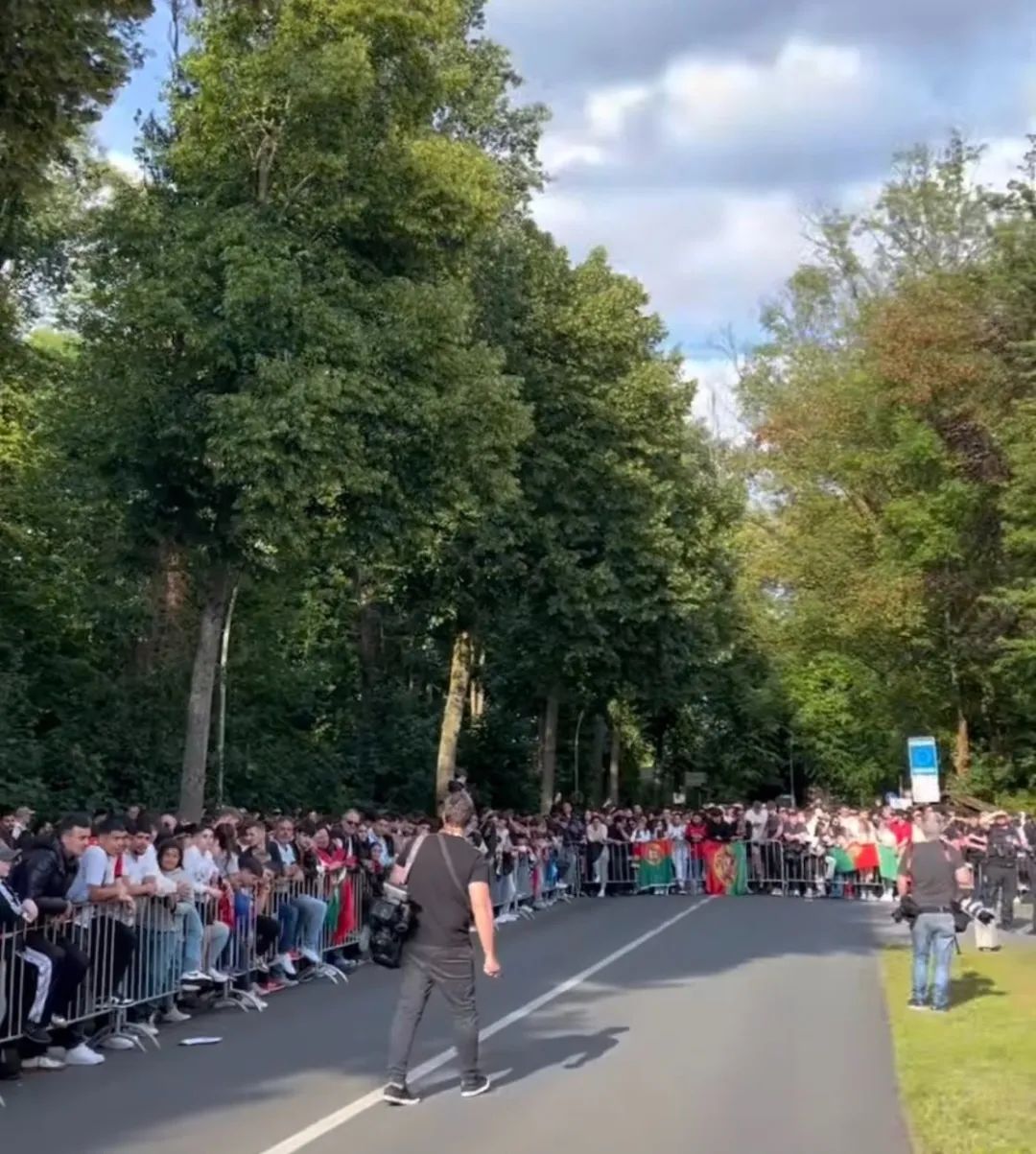 欧洲俱乐部足球比赛火爆开展，球迷观看热情高涨的简单介绍