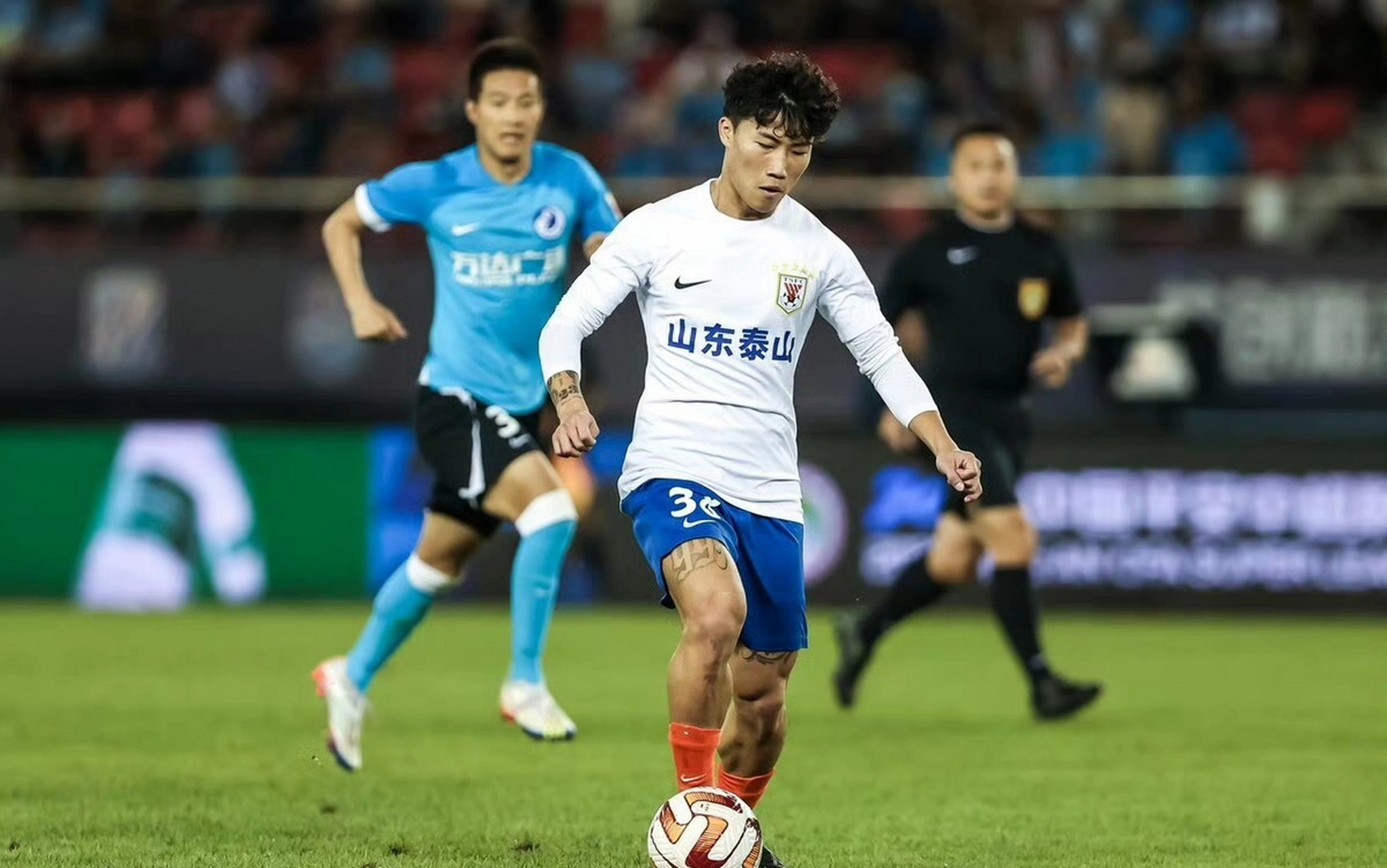 纵情足球!大连人与泰山队角逐擂台之争的简单介绍 纵情足球!大连人与泰山队角逐擂台之争的简单介绍