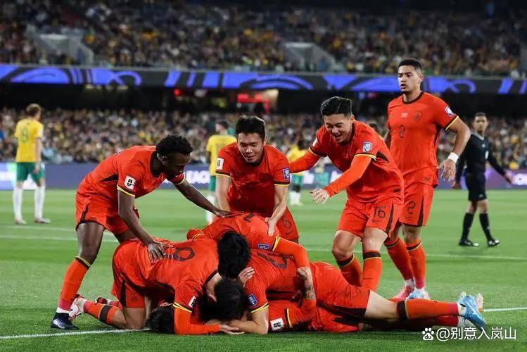 包含足球赛场激烈角逐，胜负悬念让人屏息的词条