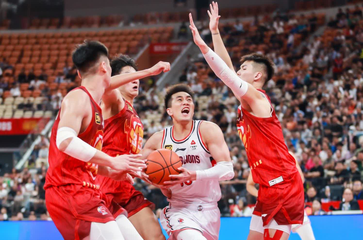 长沙队在主场比赛中全力以赴，成功击败对手