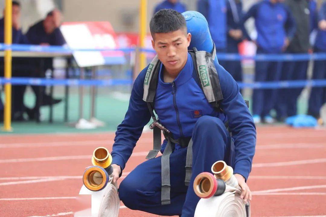 运动员昂扬斗志，不畏强手，追逐胜利的梦想