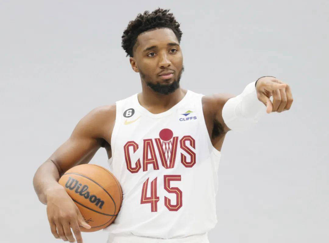 热火队遭受失利，老鹰队客场发威取得胜利