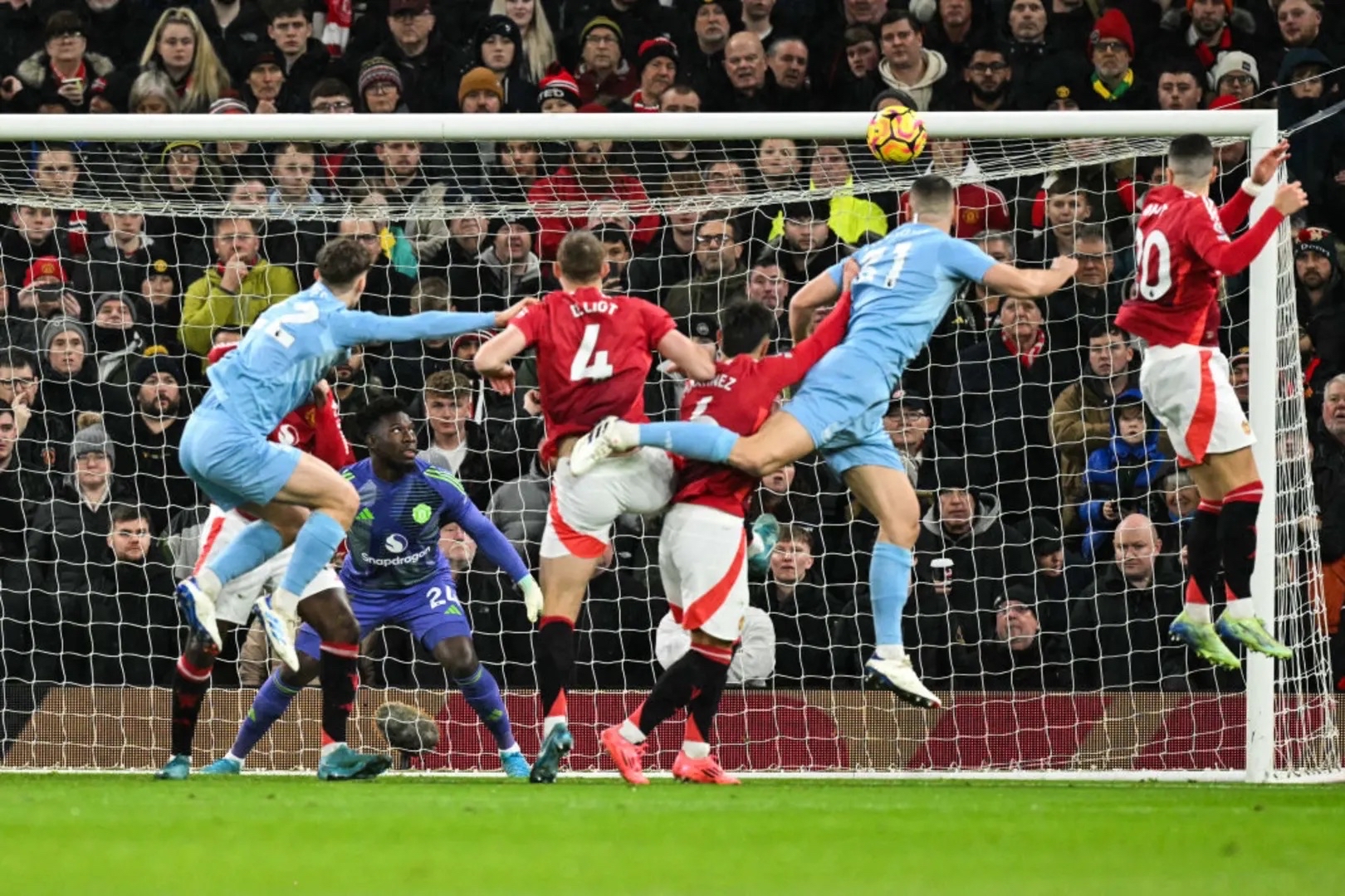 关于足球比赛上精彩进球连连扣人心弦的信息