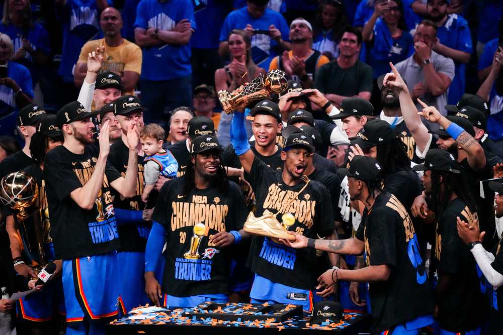 包含篮球立下了赛季冠军各项纪录的词条