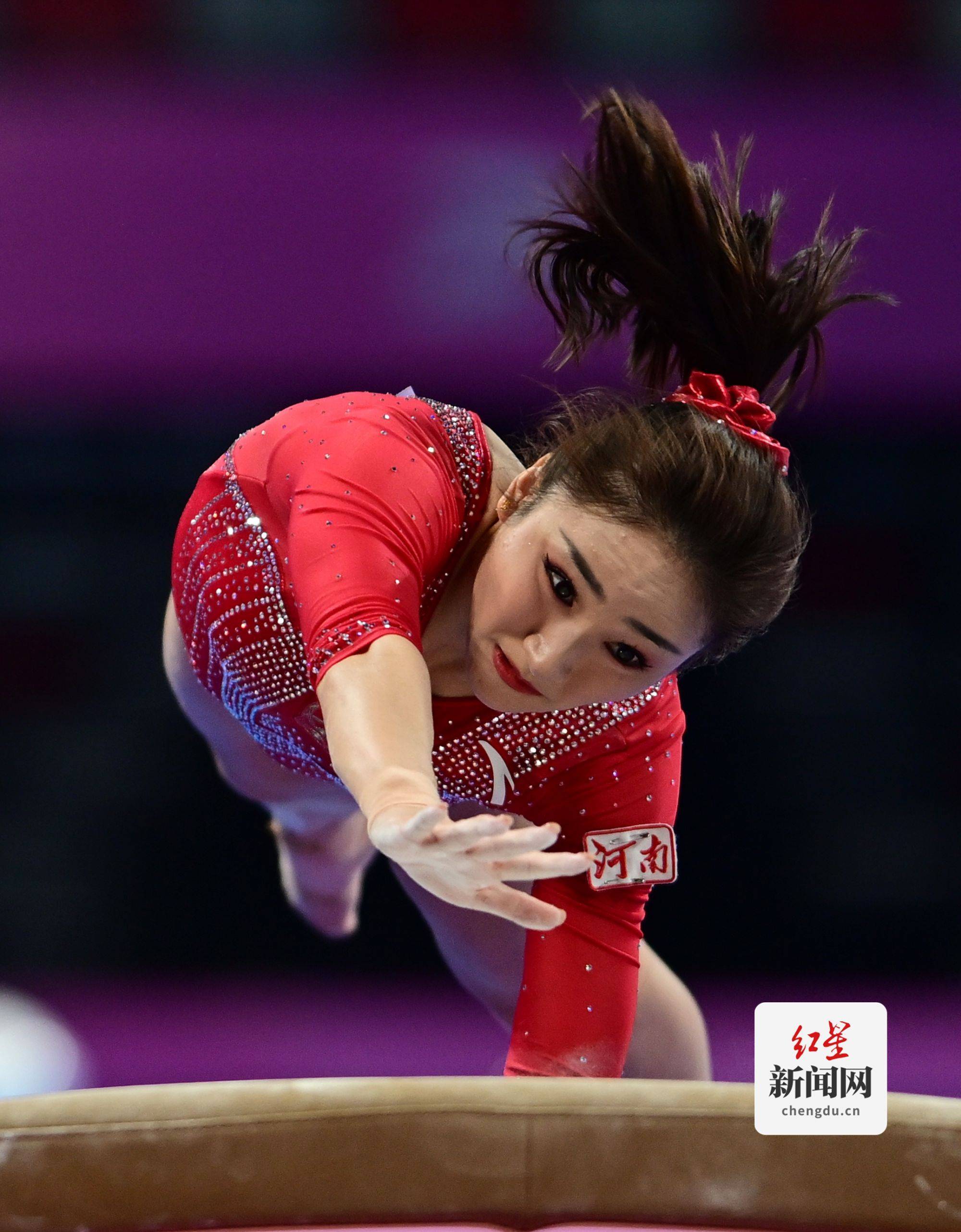 体操舞台，优美绽放：运动员们身姿矫健