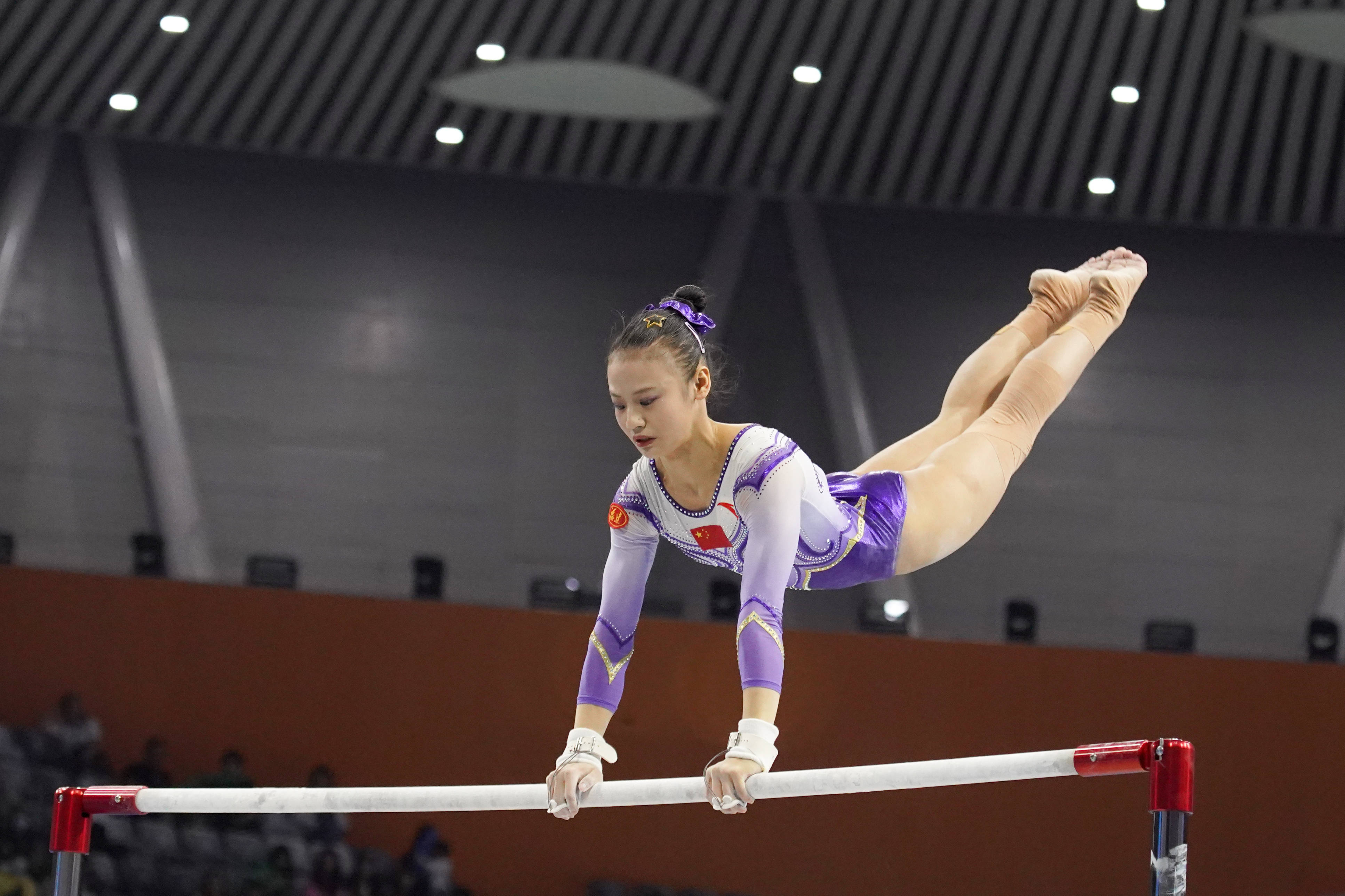 体操舞台，优美绽放：运动员们身姿矫健