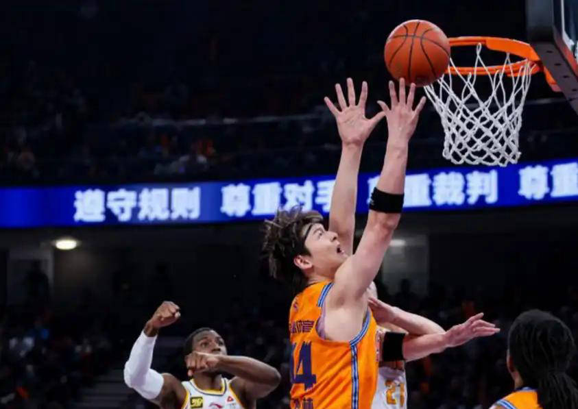 球队实力悄然崛起,成为黑马之一 球队实力悄然崛起,成为黑马之一