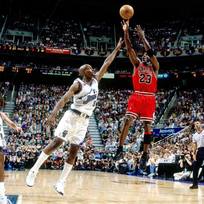 开云官网-世界级篮球明星在比赛中再次展现绝技