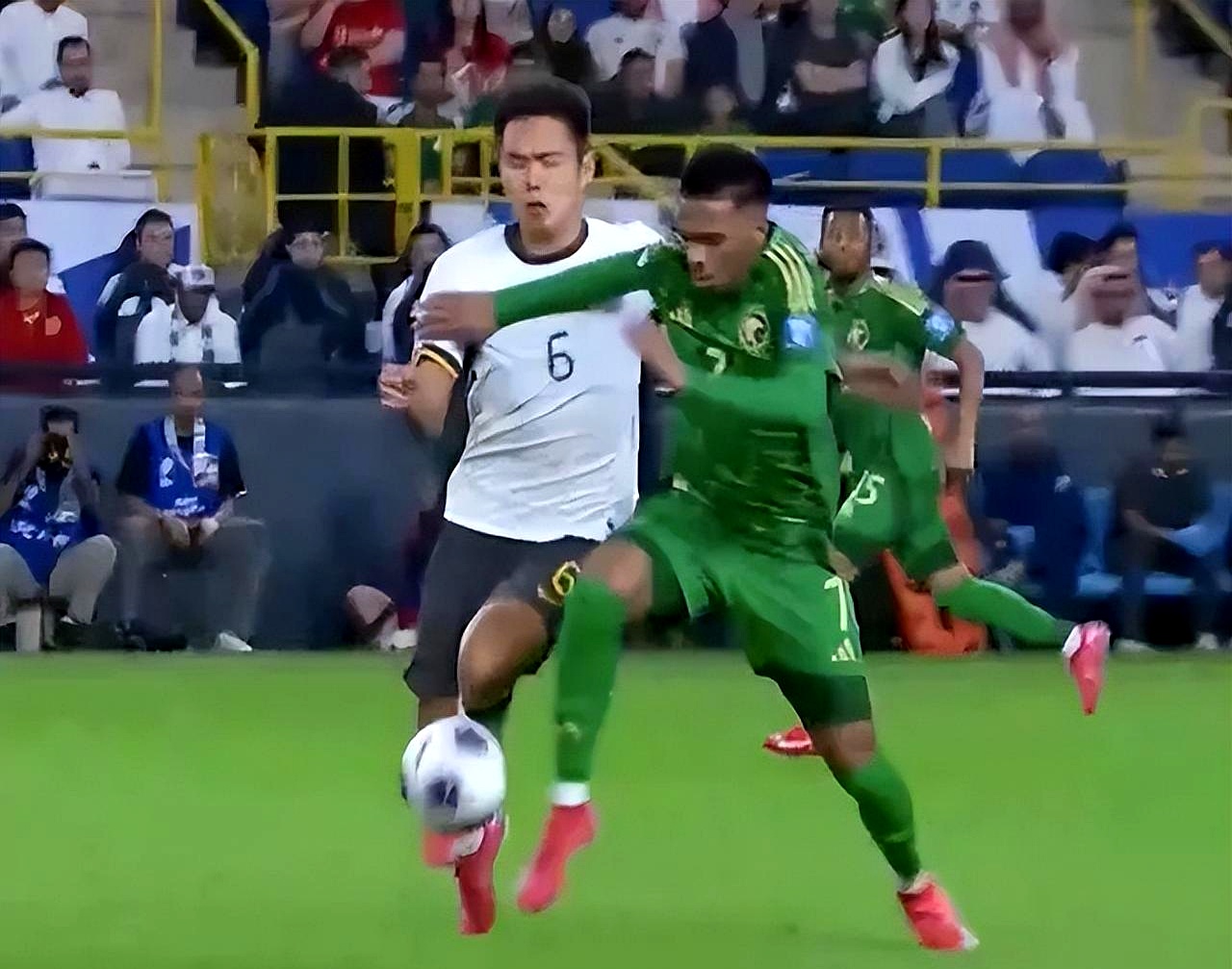 精彩比赛引发球迷热议,赛后回味无穷的简单介绍 精彩比赛引发球迷热议,赛后回味无穷的简单介绍