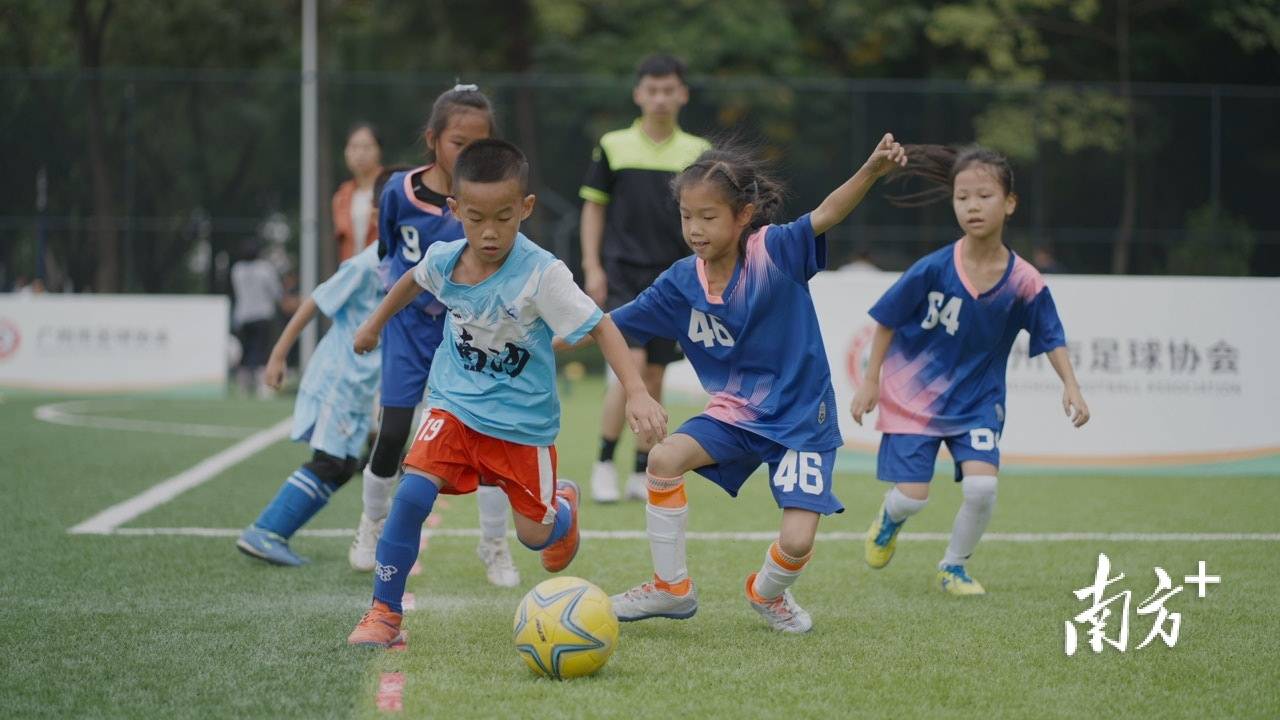 足球界的华丽盛宴吸引了大批观众驻足观看