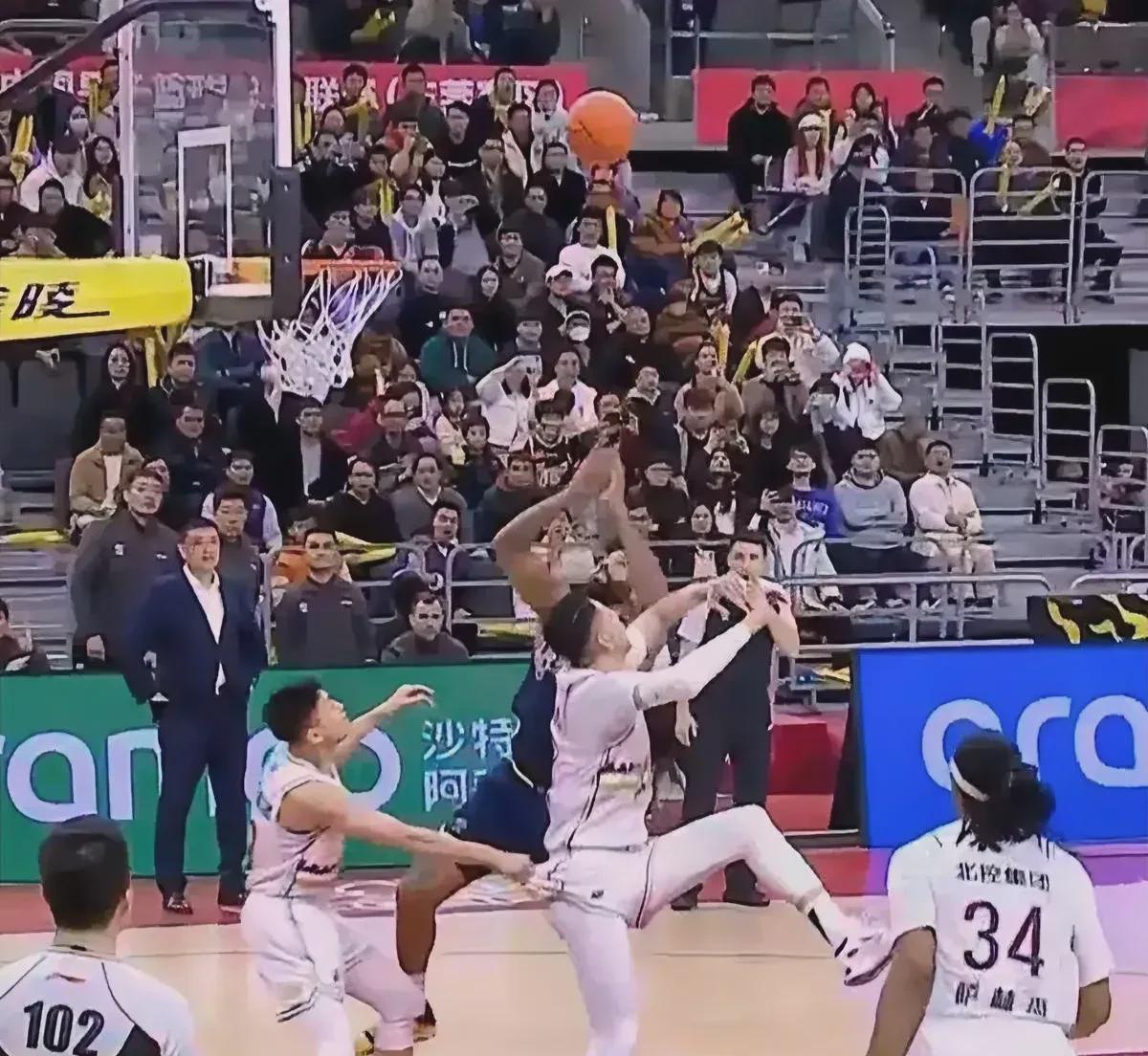 开云体育入口-球场上气氛紧张，两队球员争先恐后，谁能率先冲出重围？