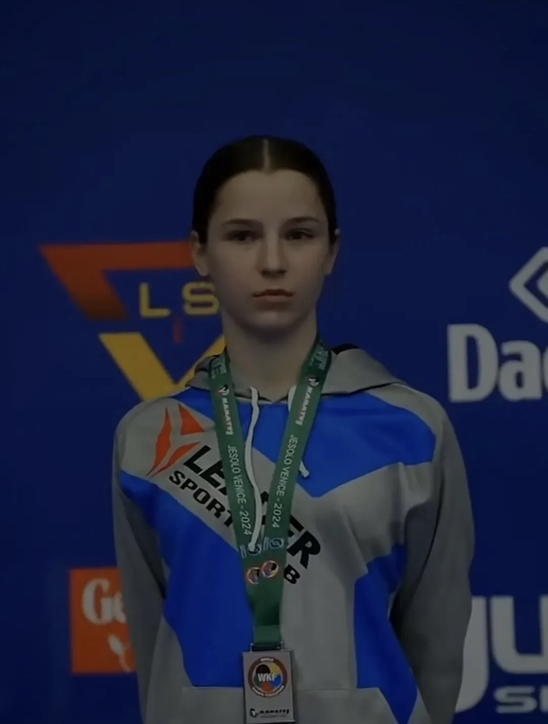 乌克兰举重选手力克群雄，夺得冠军头衔