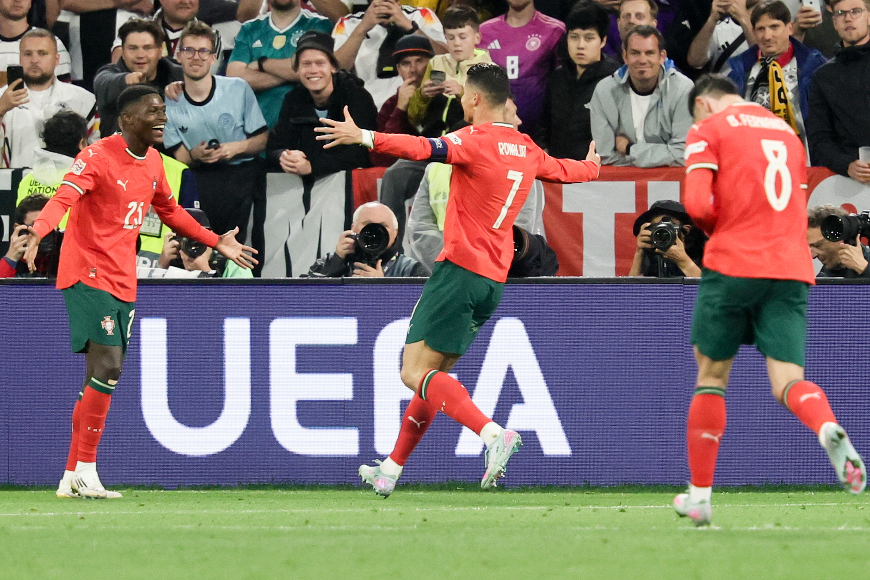 葡萄牙国家队豪取胜利，积分领跑