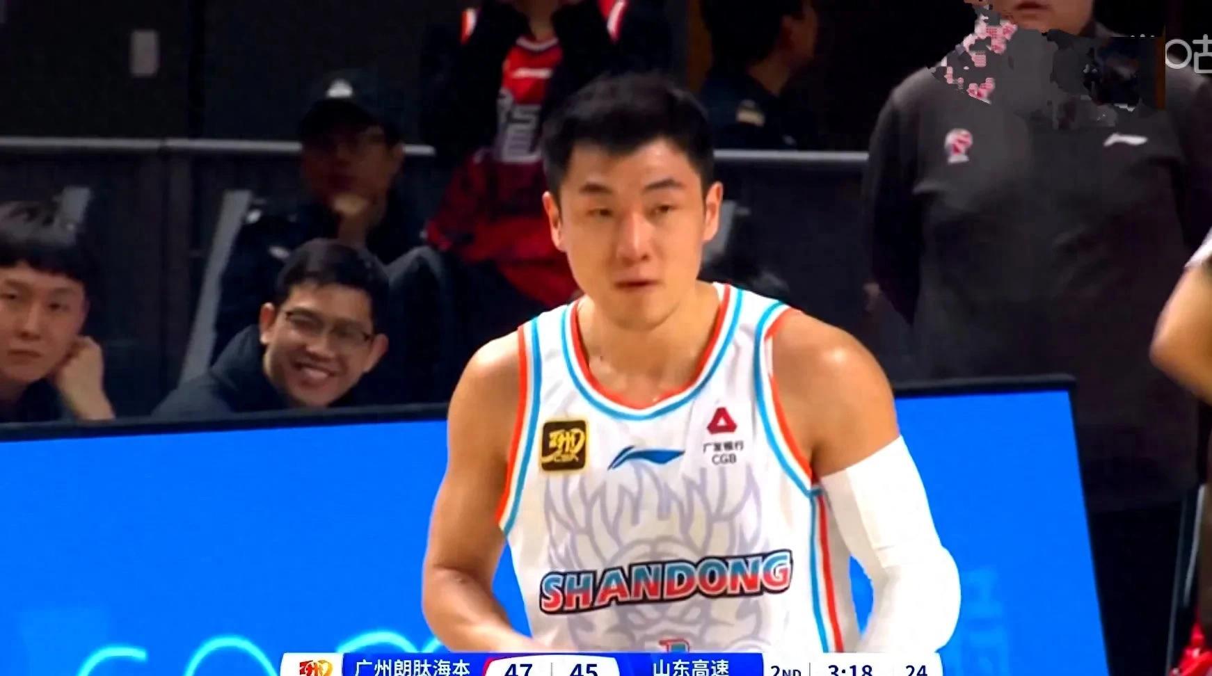 篮球职业选手技战术招数多变，场上争夺激烈的简单介绍