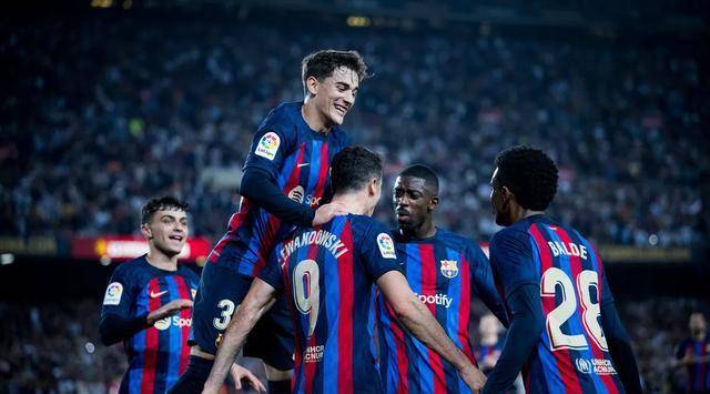 欧冠外围赛紧张激烈，豪强争夺胜利机会