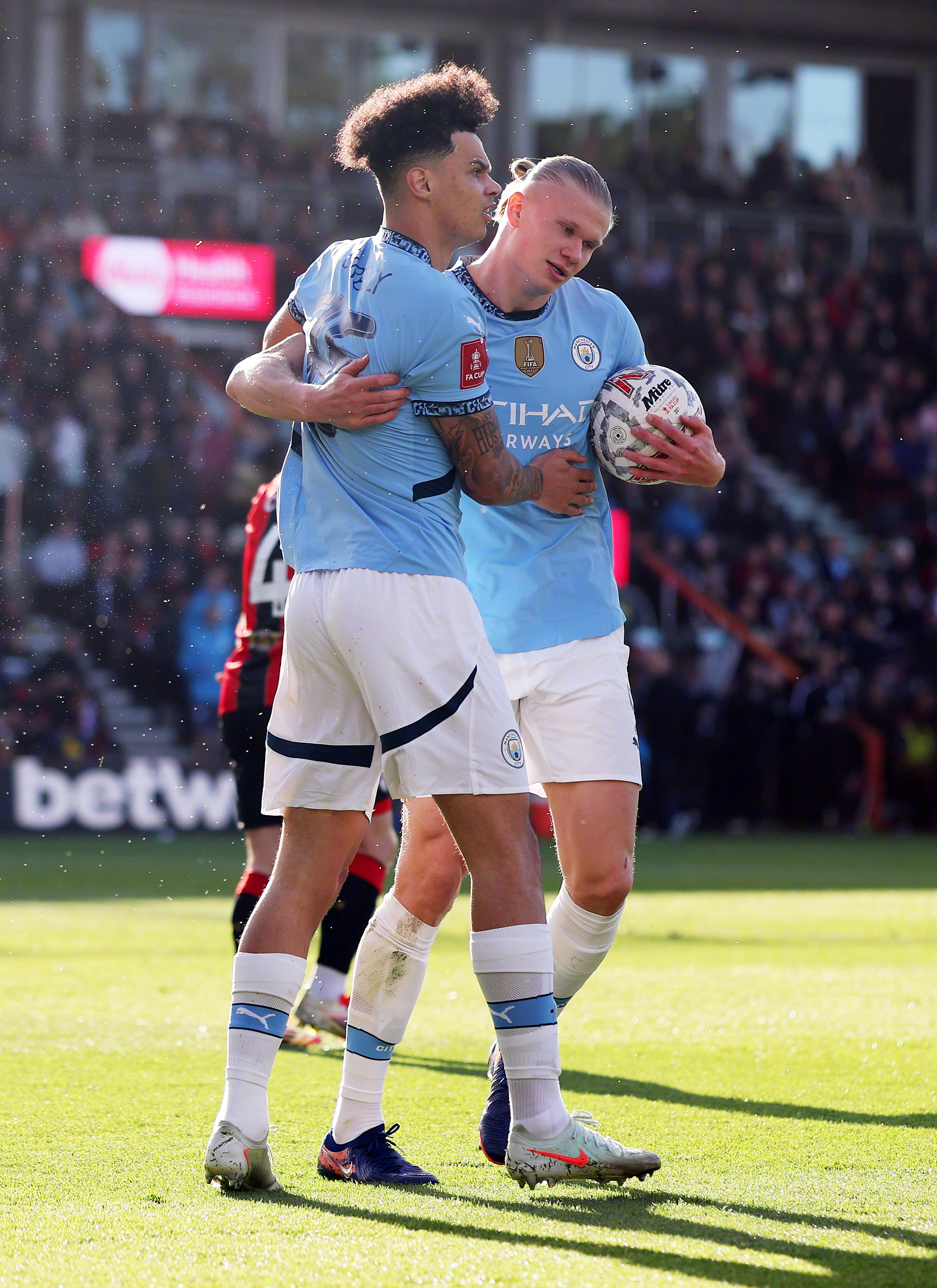 开云APP-曼城后卫受伤：前途未卜面临阵容调整