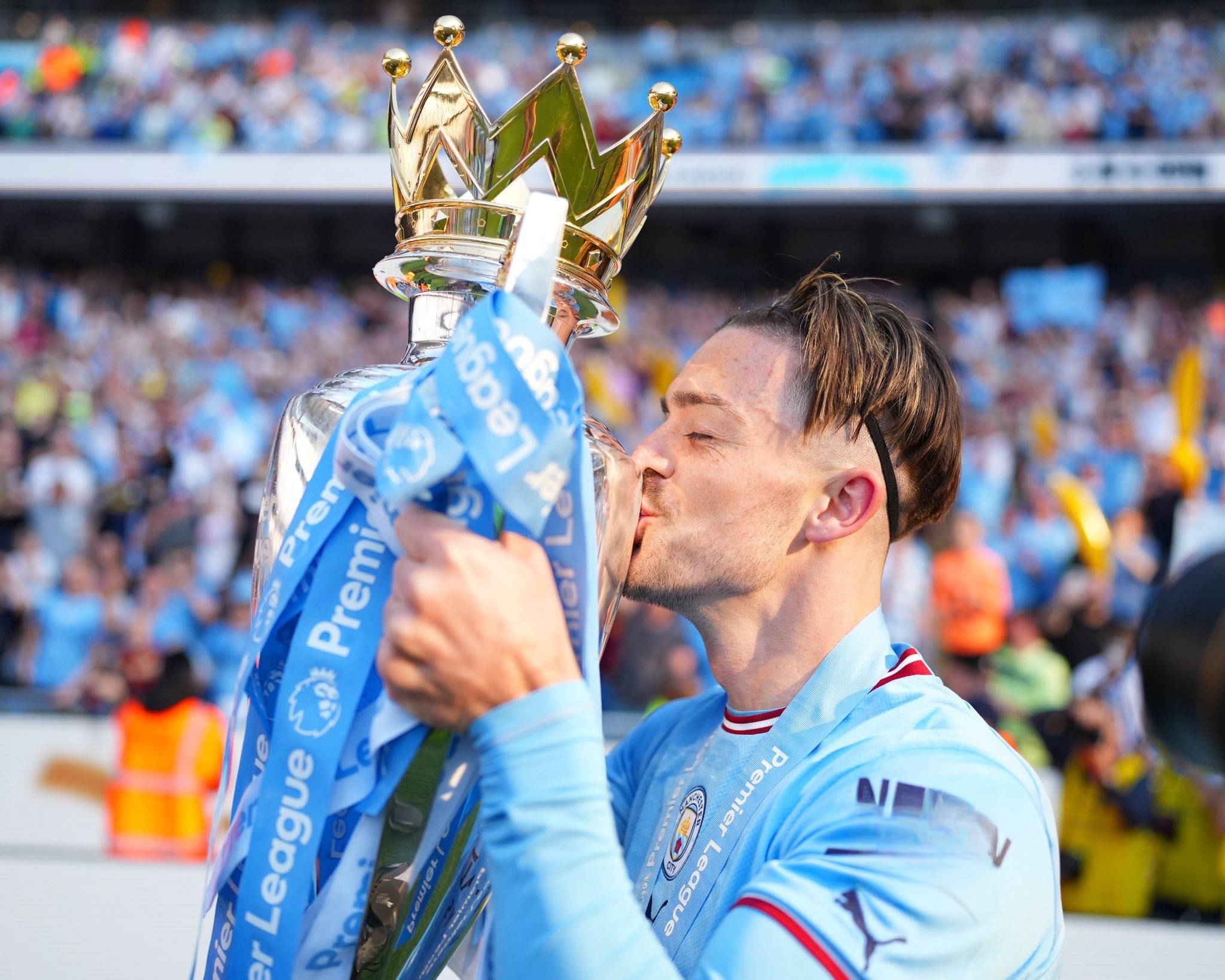 曼城后卫受伤:前途未卜面临阵容调整 曼城后卫受伤:前途未卜面临阵容调整