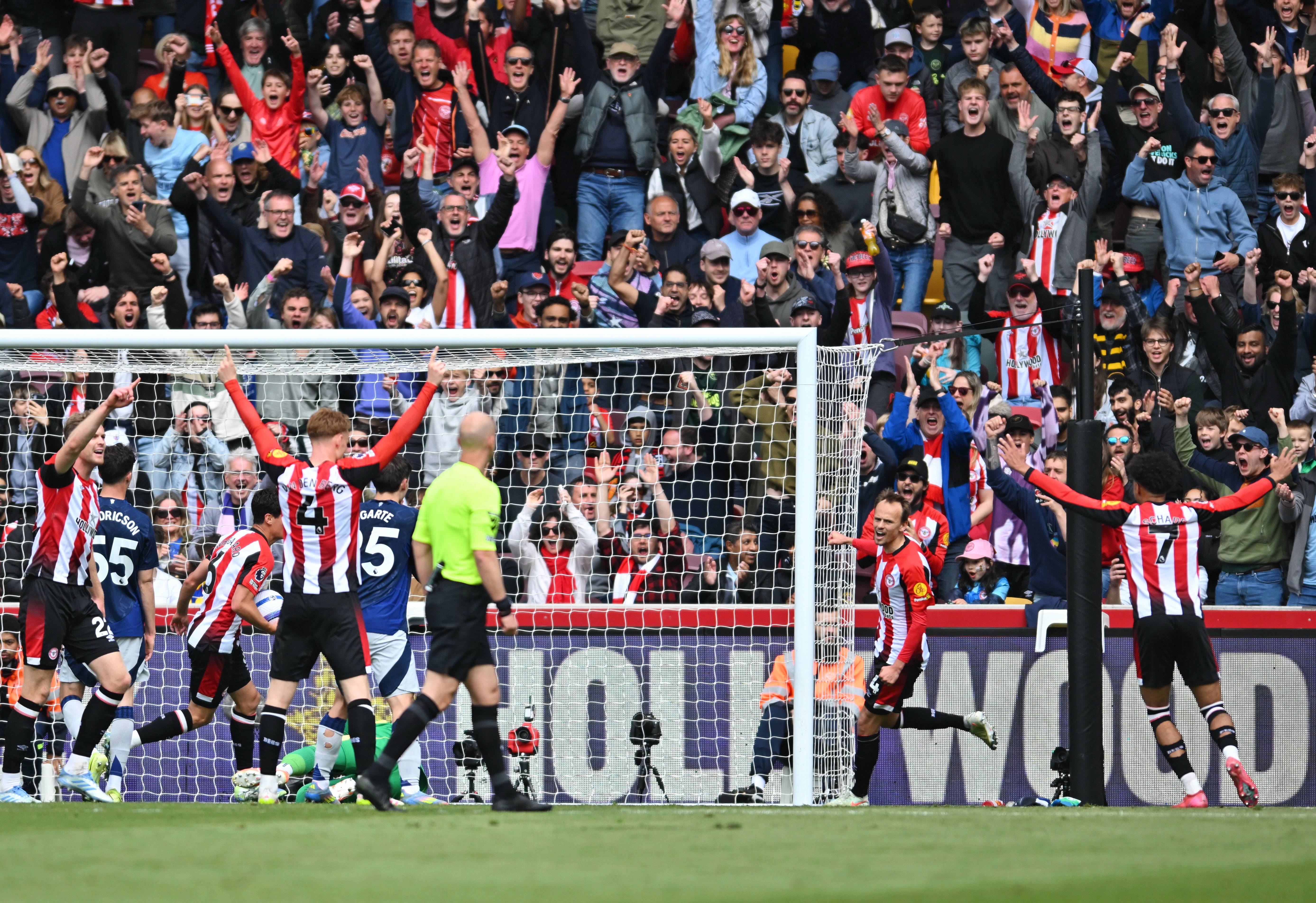 曼联主教练训练球队备战英超赛场