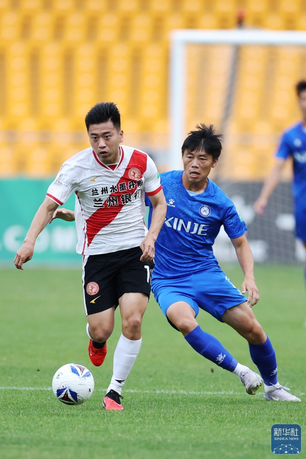 比赛中球员积极拼抢争夺胜利