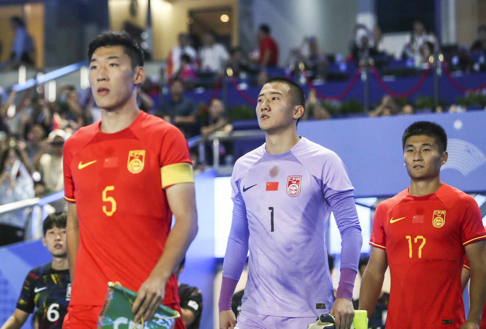 开云平台-国内职业足球比拼激烈，球员们奋力拼搏