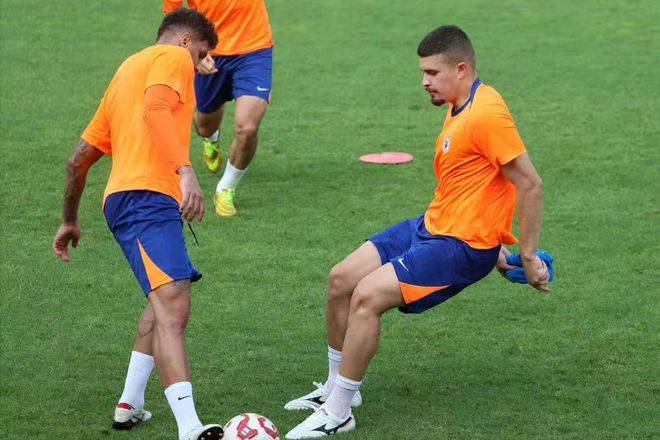 紧张的比拼中球员们全身心投入