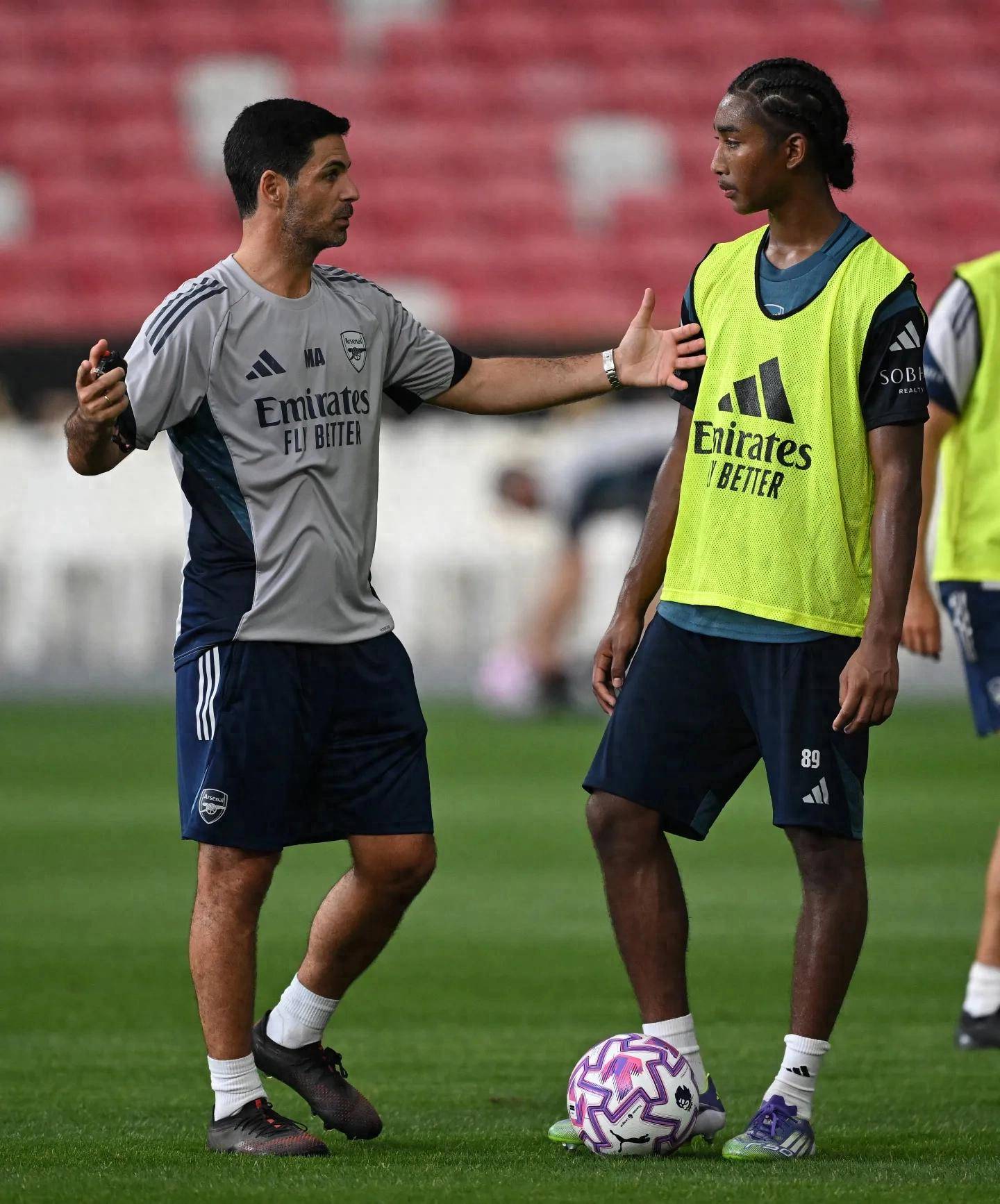 开云平台-足球队新秀崭露头角，球迷为新星掌声不断的简单介绍