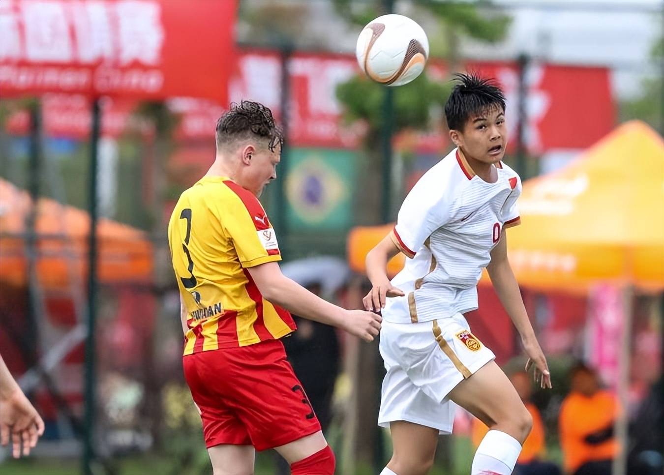 足球队新秀崭露头角，球迷为新星掌声不断的简单介绍