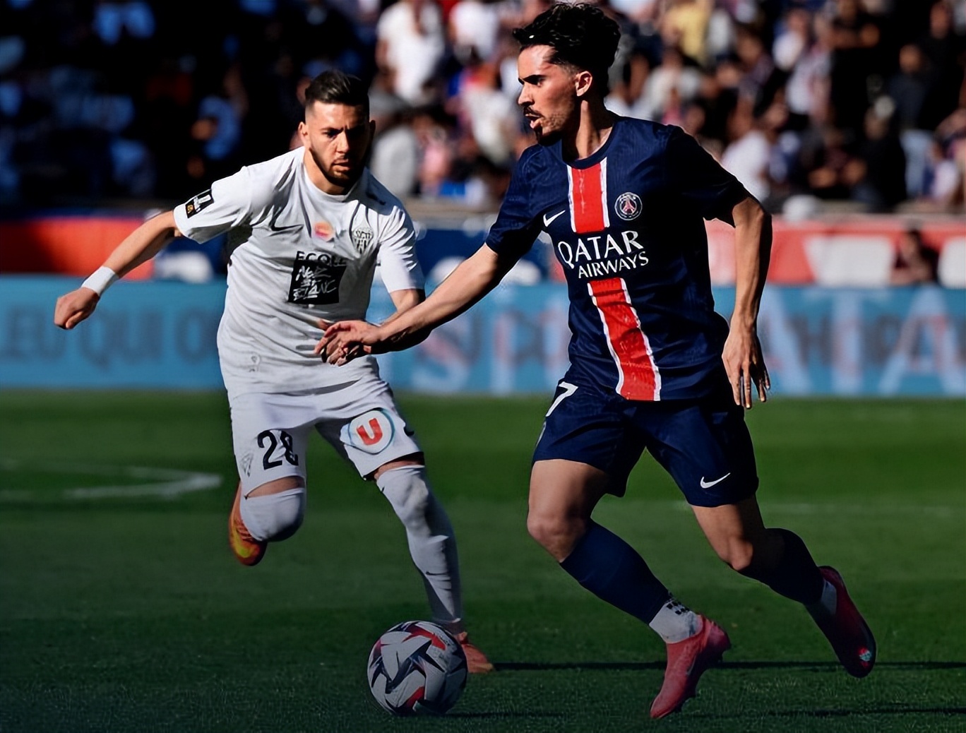 开云体育登录-巴黎客场大胜对手，球队整体表现出色无可匹敌