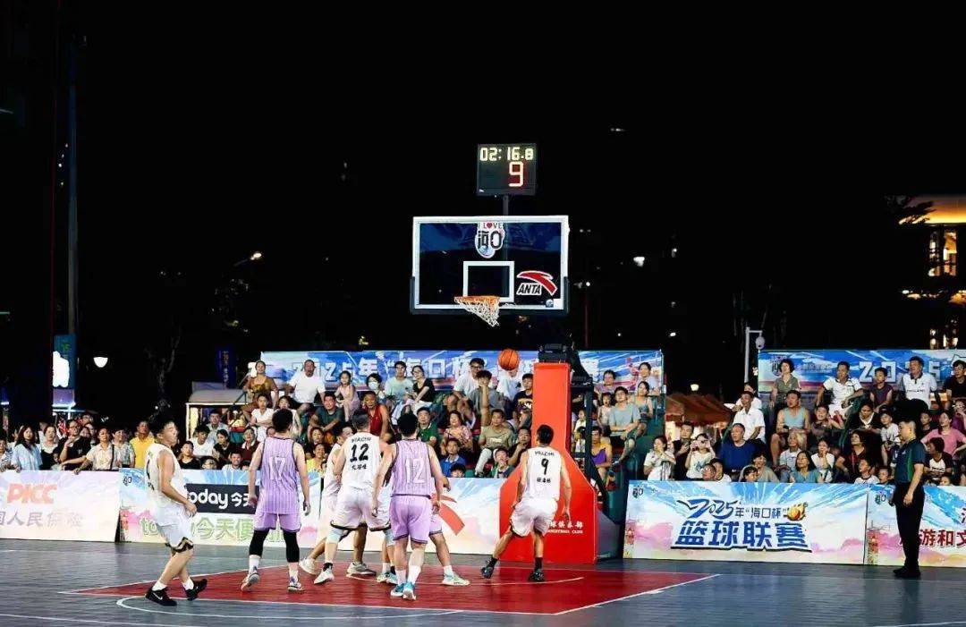 篮球比赛现场气氛激烈,球迷热情高涨 篮球比赛现场气氛激烈,球迷热情高涨