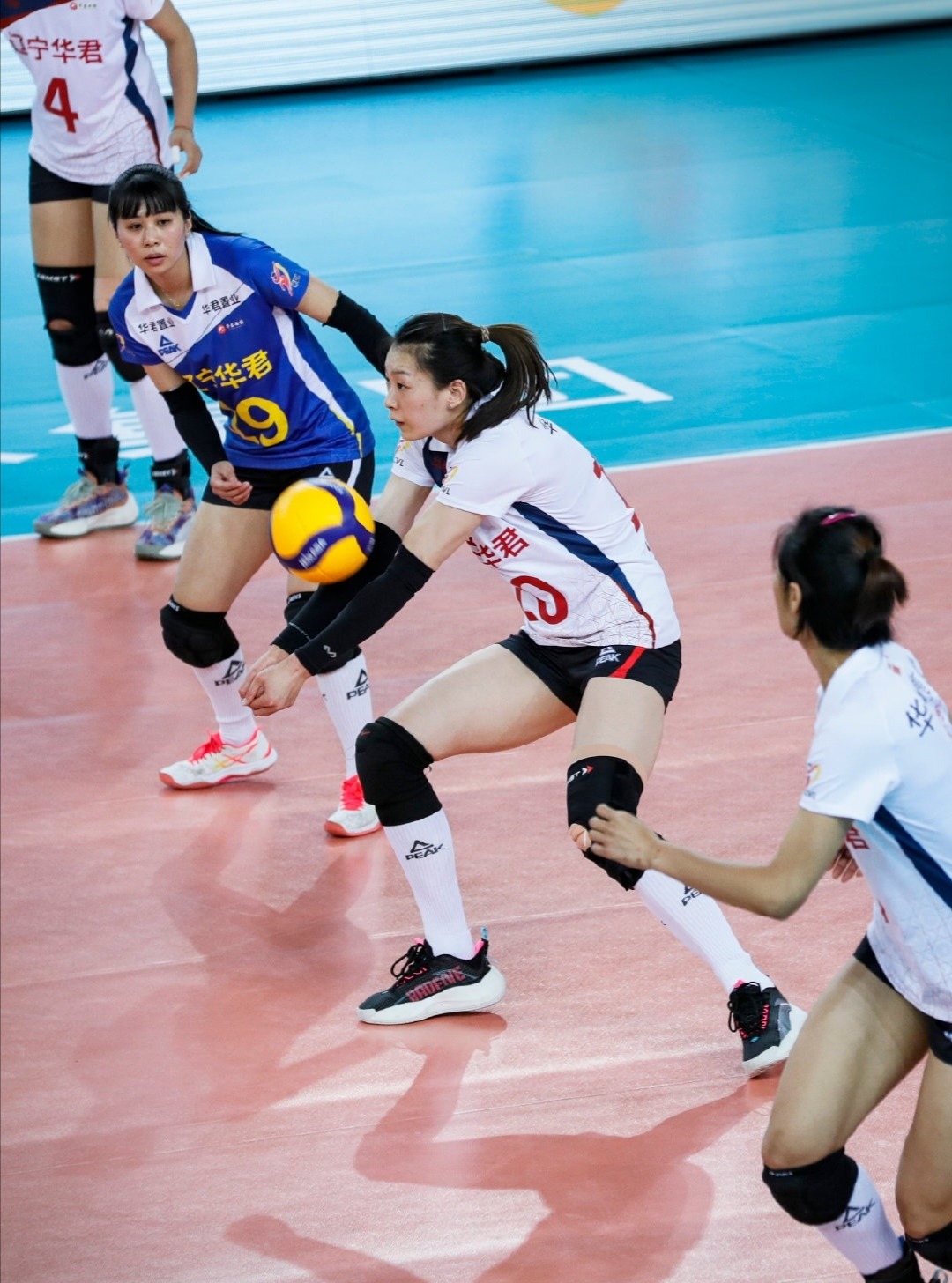 包含队员相互配合默契，攻守平衡势均力敌的词条