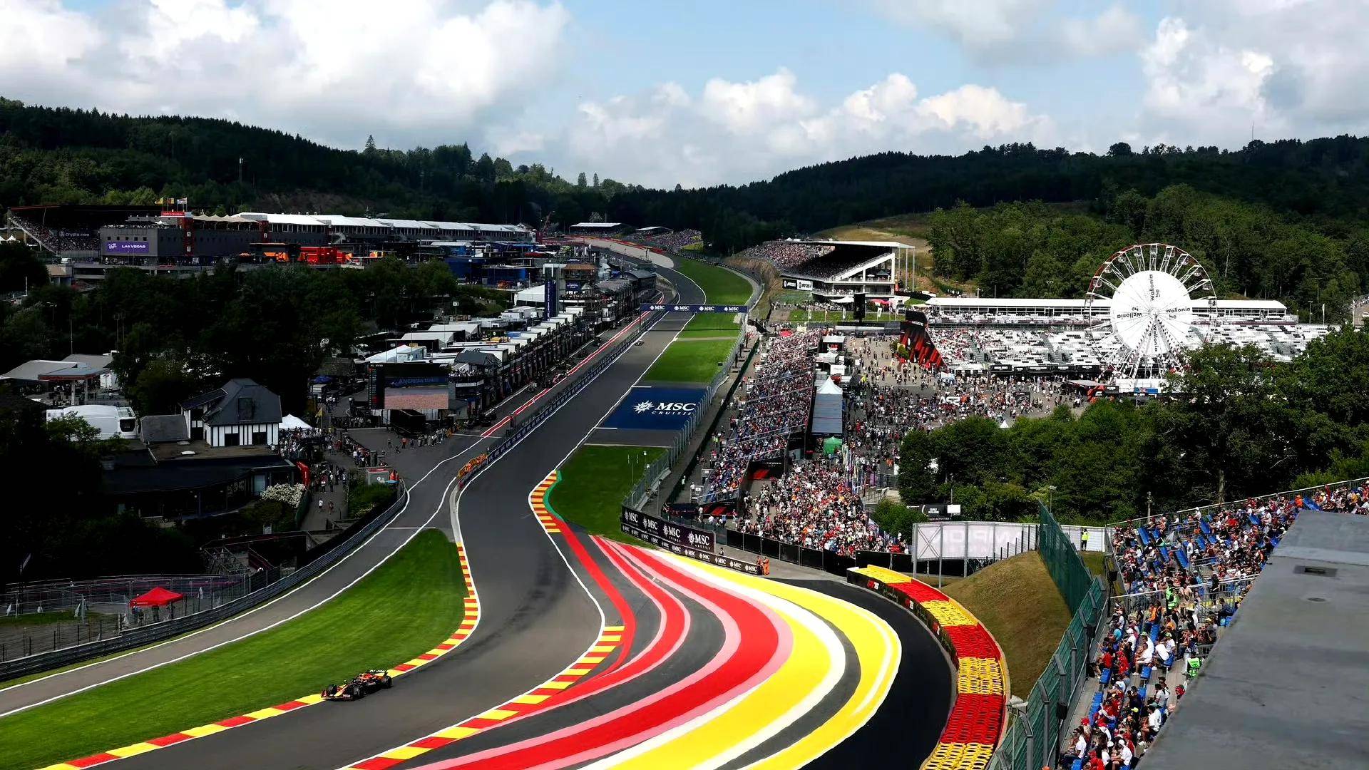 关于梅赛德斯轻取雷诺车队，勒克莱尔统治全场的信息