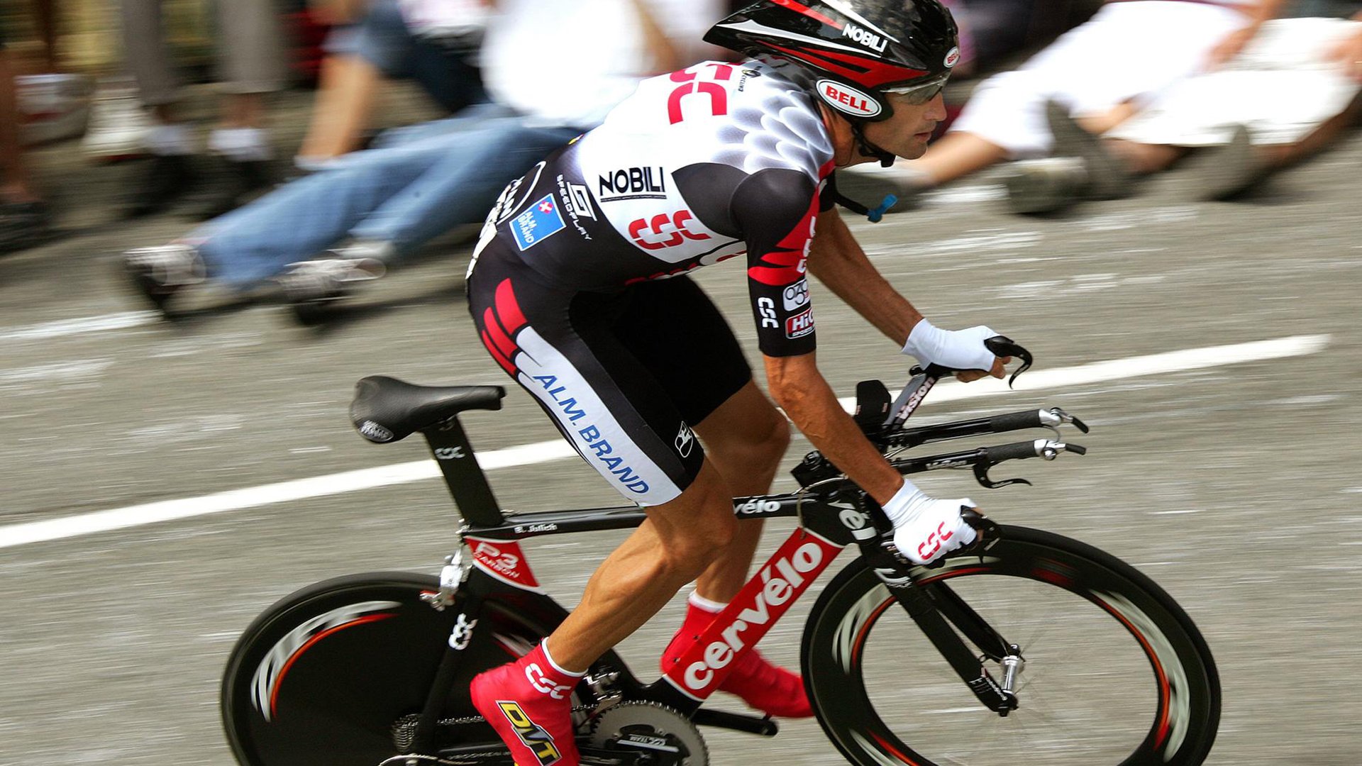 横跨太平洋的篮球热浪，库里创造历史与湖人点燃深圳